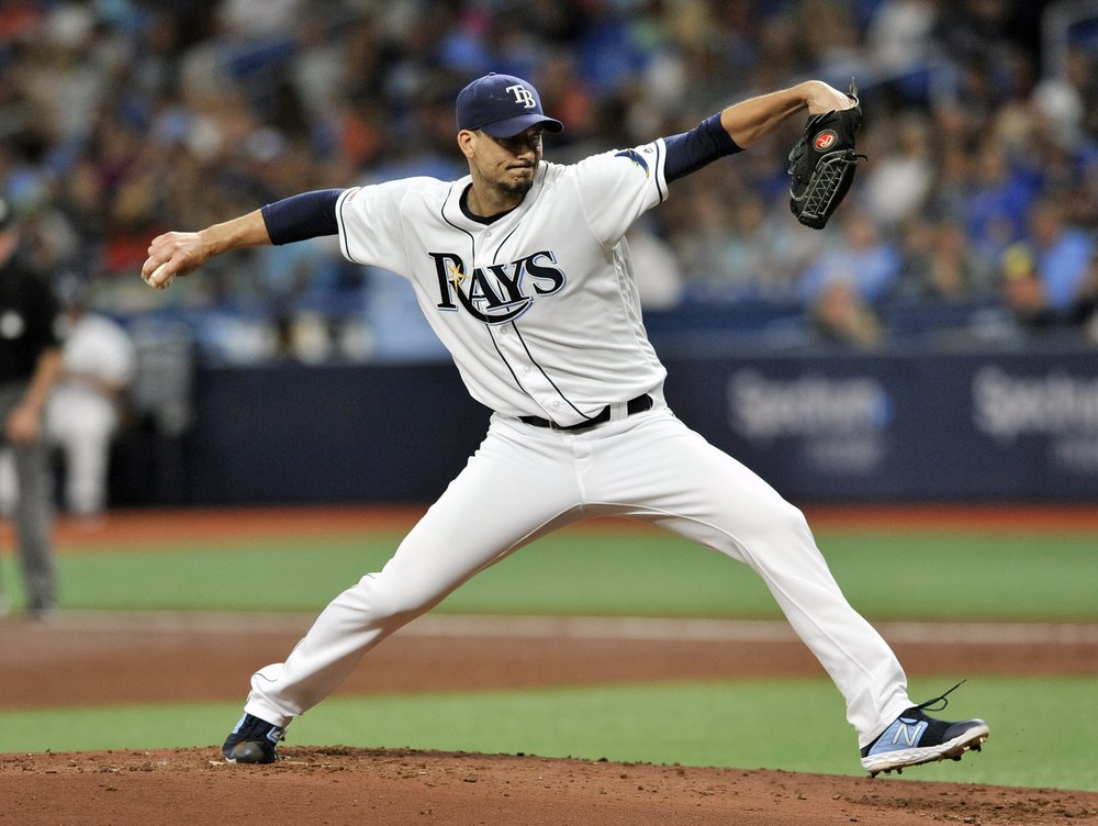 El abridor de los Rays de Tampa Bay, Charlie Morton, lanza contra los Orioles de Baltimore durante el segundo inning de un juego de la MLB el martes 2 de julio de 2019,