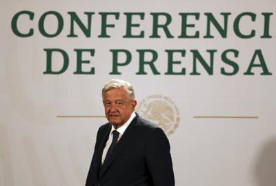 ARCHIVO - En esta fotografía de archivo del 20 de abril de 2021, el presidente mexicano Andrés Manuel López Obrador llega para dar su conferencia de prensa matutina diaria en el palacio presidencial en la Ciudad de México. López Obrador dijo el 5 de agosto de 2021 que México aceptó ser anfitrión de conversaciones entre representantes del gobierno venezolano y su oposición, con Noruega como mediador. (AP Foto/Fernando Llano, Archivo)