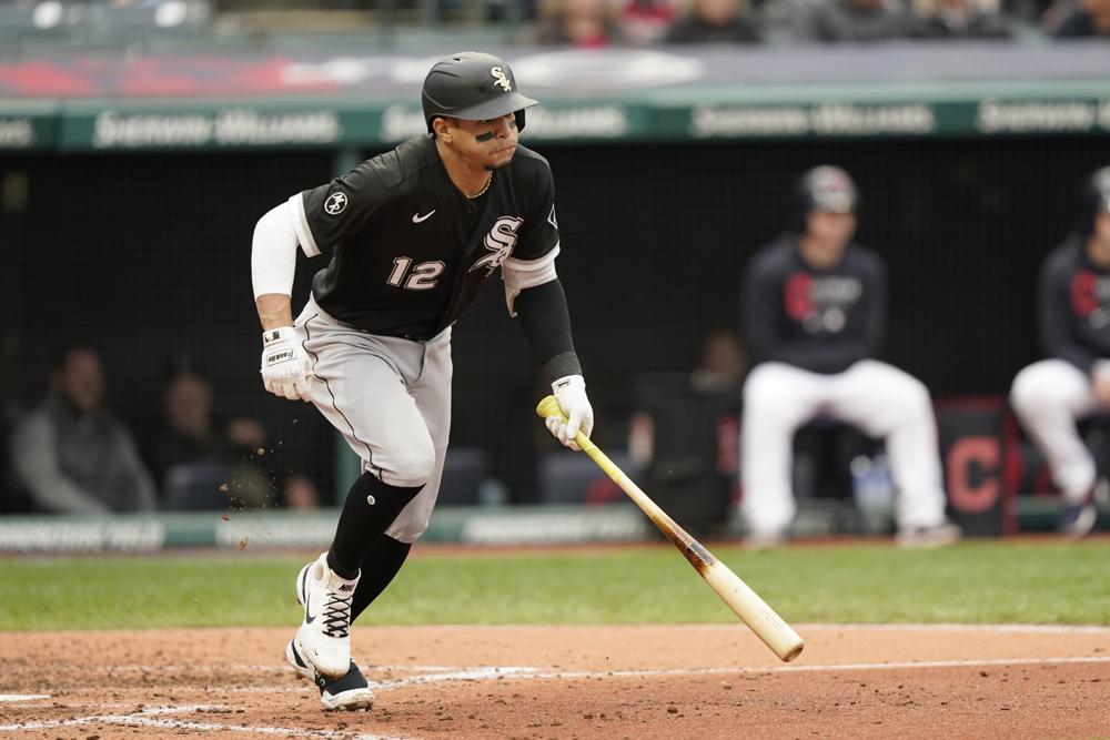 El venezolano César Hernández pega un sencillo por los Medias Blancas de Chicago en el sexto inning del primer duelo de una doble cartelera ante los Indios, en Cleveland, el jueves 23 de septiembre de 2021. (AP Foto/Tony Dejak)