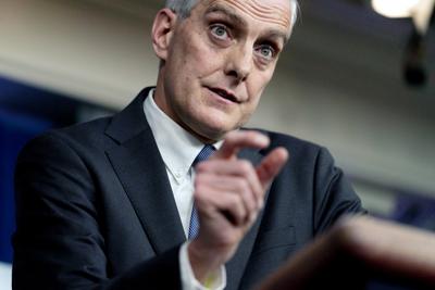 ARCHIVO - En eta fotografía de archivo del 4 de marzo de 2021, el secretario de Asuntos de Veteranos de Estados Unidos, Denis McDonough, hace declaraciones en el Casa Blanca en Washington. (AP Foto/Andrew Harnik)