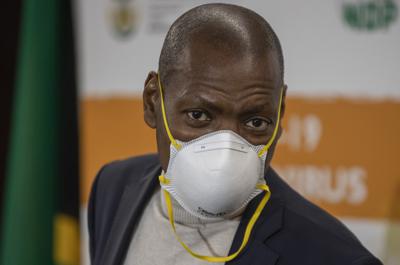 El ministro de Salud de Sudáfrica, Zweli Mkhize, da una conferencia de prensa en el Aeropuerto Tambo de Johannesburgo, el 14 de abril de 2020. Mkhize renunció en agosto de 2021 en medio de denuncias de corrupción. (AP Foto/Themba Hadebe, File)