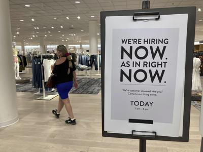Un letrero de que se busca empleados, en una tienda Nordstrom en Coral Gables, Florida, el 21 de mayo del 2021. (Foto AP/Marta Lavandier)