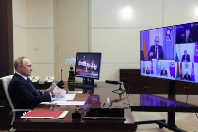 El presidente ruso Vladimir Putin participa en una reunión con líderes de la Organización del Tratado de Seguridad Colectiva para discutir respaldo a Armenia luego de choques en su frontera con Azerbaiyán, vía videoconferencia en la residencia estatal de Novo-Ogaryovo, en las fueras de Moscú, el 28 de octubre del 2022. Putin recibirá a los gobernantes de Armenia y Azerbaiyán para tratar de negociar un arreglo al conflicto entre los dos vecinos, dijo el Kremlin.  (Mikhail Metzel, Sputnik, Kremlin Pool Foto vía AP)