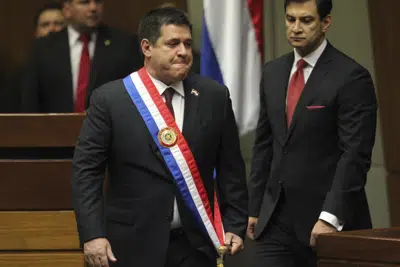 ARCHIVO - El mandatario saliente de Paraguay, Horacio Cartes, llega al Congreso para entregar la banda y el bastón presidenciales a su sucesor en Asunción, Paraguay, el 15 de agosto de 2018. (AP Foto/Marta Escurra, Archivo)