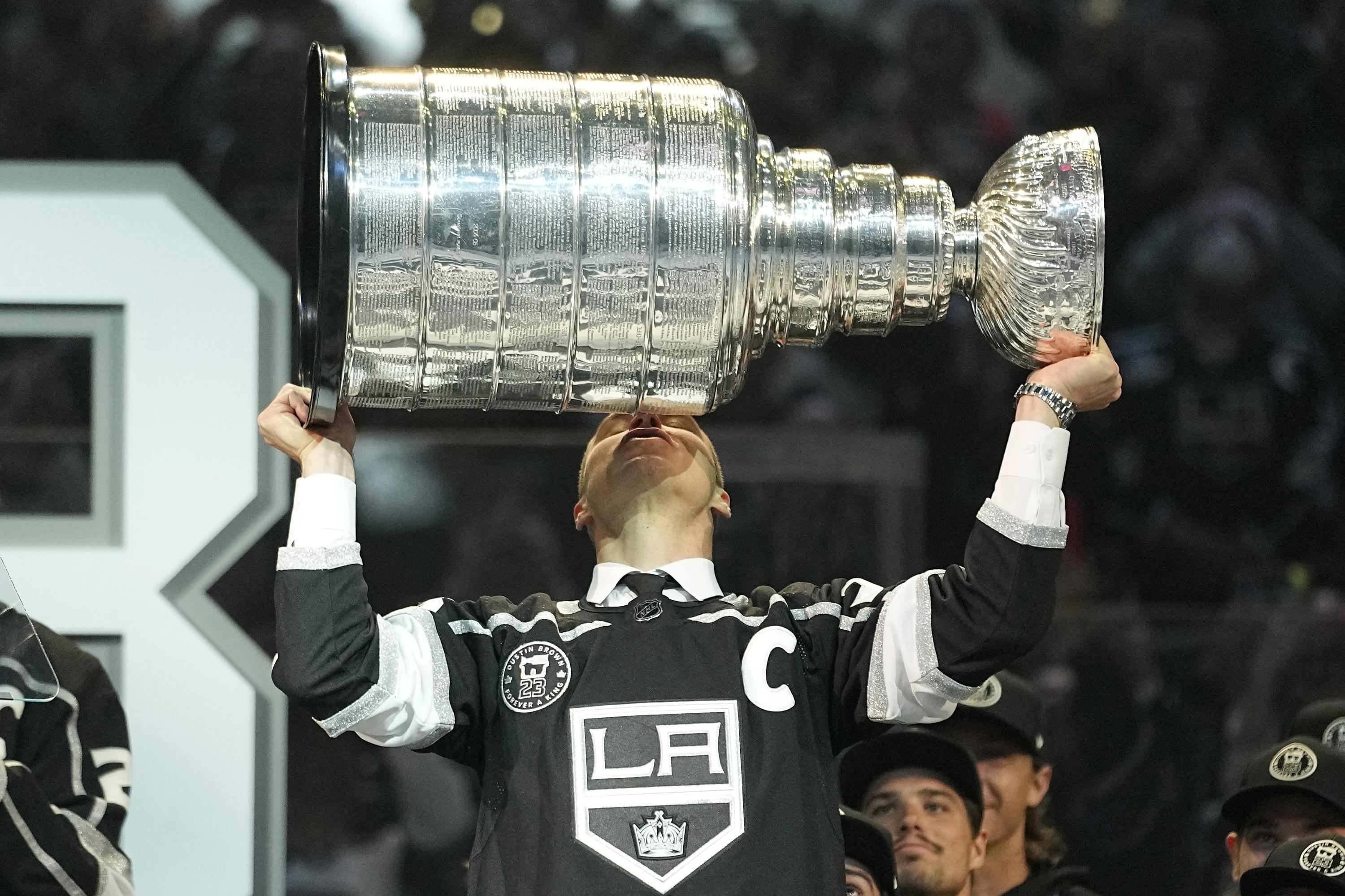 Brown immortalized by Kings' statue, induction into U.S. Hockey