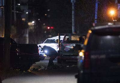 La policía examina el sitio donde ocurrió un tiroteo en un parque el 19 de febrero de 2022, en Portland, Oregon. (Beth Nakamura/The Oregonian vía AP)