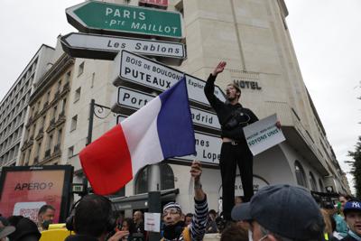 Manifestantes antivacuna marchan contra el certificado de vacunación, París, sábado 7 de agosto de 2021. Miles de personas marcharon en París y otras ciudades contra el certificado y lo que consideran las restricciones a su libertad personal. (AP Foto / Adrienne Surprenant)