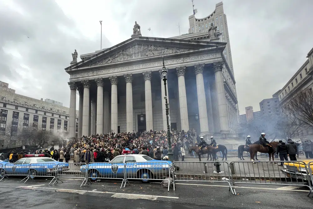 Multitudes de actores que interpretan a manifestantes, algunos maquillados, se reúnen frente a un juzgado para filmar una escena de la secuela de la película "Joker" en Nueva York, el sábado 25 de marzo de 2023. Los equipos de producción tuvieron que lidiar con la posibilidad de que la filmación podría verse interrumpido por protestas de la vida real sobre el caso Trump, ninguna de las cuales se ha materializado hasta ahora. (Foto AP/Bobby Caina Calván)