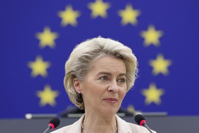 La presidenta de la Comisión Europea, Ursula von der Leyen, habla en la sesión plenaria del Parlamento Europeo, Estrasburgo, Francia, miércoles 15 de diciembre de 2021. (Julien Warnand, Pool Foto via AP)
