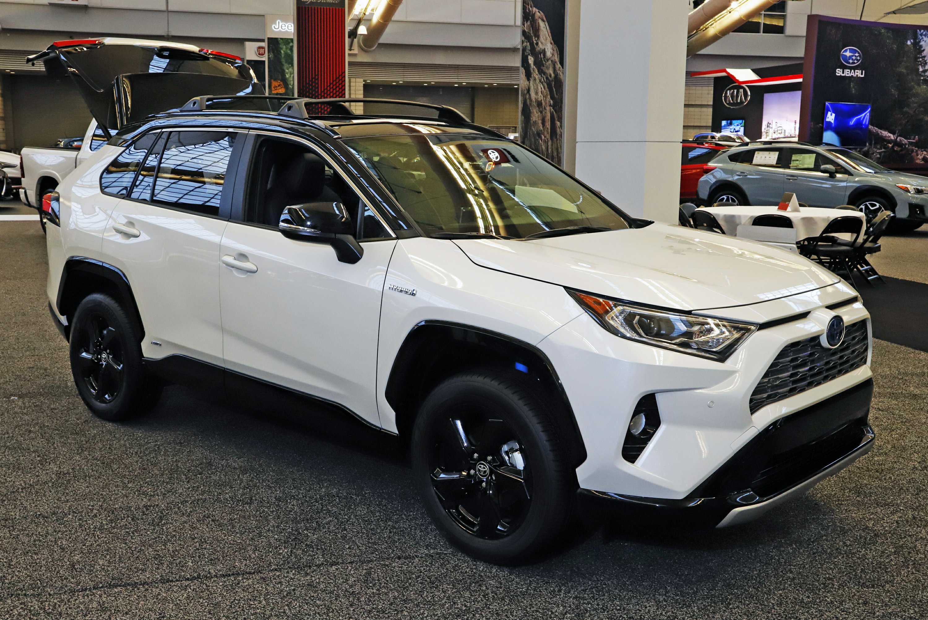 Edmunds Compares 2020 Honda Cr V And Toyota Rav4 Hybrids