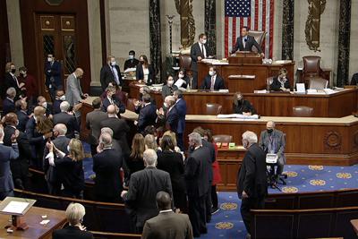 En esta imagen tomada de House Television, demócratas celebran la aprobación de un paquete de infraestructuras en la Cámara de Representantes, el 5 de noviembre de 2021, en Washington. (House Television vía AP)