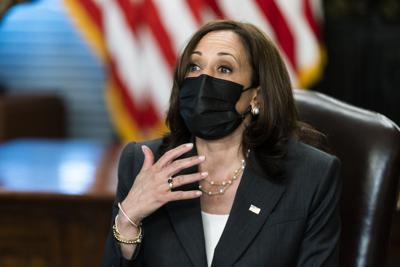 La vicepresidenta Kamala Harris habla durante una reunión en la Casa Blanca, en Washington, el martes 27 de julio de 2021. (AP Foto/Manuel Balce Ceneta)