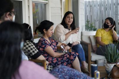La candidata demócrata a una banca de Texas en la Cámara de Representantes Rochelle Garza fotografiada durante una conversación con votantes en una casa de Brownsville, Texas, el 24 de septiembre del 2021. (AP Photo/Eric Gay)