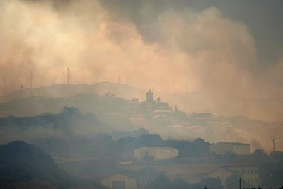 Foto tomada el 19 de junio de 2022 de los incendios en San Martín de Unx en el norte de España. (Foto AP/Miguel Oses)