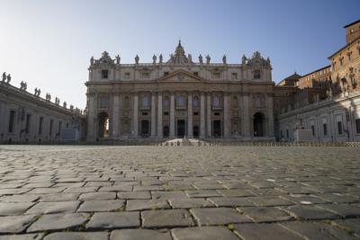 ARCHIVO - Vista de la Basílica de San Pedro, Vaticano, 10 de noviembre de 2020. El Vaticano dijo el viernes 28 de enero de 2022 que concretó la venta de un lujoso edificio residencial en Londres que está en el centro de un juicio por fraude y malversación en el tribunal estatal de la Santa Sede. (AP Foto/Andrew Medichini, File)