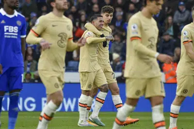 Kai Havertz, de Chelsea, y su compañero de equipo Enzo Fernández celebran después de anotar el segundo gol de su equipo durante el partido de fútbol de la Premier League inglesa entre Leicester City y Chelsea en el estadio King Power en Leicester, Inglaterra, el sábado 11 de marzo de 2023. (AP Photo/Rui Vieira)