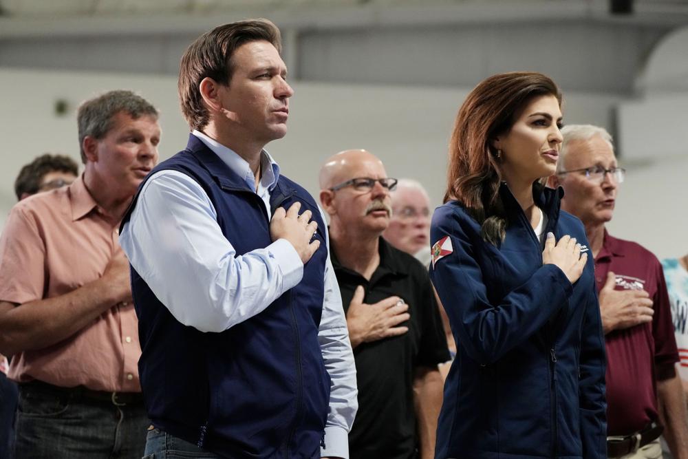 ARCHIVO - El candidato presidencial republicano, el gobernador de Florida, Ron DeSantis, y su esposa Casey durante el Juramento a la Bandera en un evento de campaña, el miércoles 31 de mayo de 2023, en Cedar Rapids, Iowa.  (Foto AP/Charlie Neibergall, archivo)