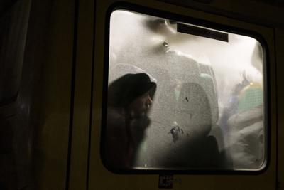 Personas desplazadas de Mariúpol y los pueblos cercanos llegan a Zaporiyia, Ucrania, el viernes 11 de abril de 2022. (AP Foto/Felipe Dana)