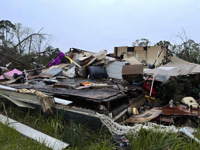 Foto tomada el 5 de abril de 2022 de los daños causados por la tormenta en Pembroke, Georgia. (Foto AP/Lewis Levine)