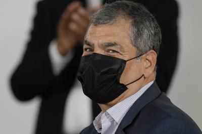 ARCHIVO - El expresidente de Ecuador, Rafael Correa, llega para la presentación de "Operación Rescate", un libro del escritor Alfredo Serrano Mancilla sobre cómo el expresidente de Bolivia, Evo Morales, fue expulsado durante el levantamiento de 2019, en la embajada de México en Buenos Aires, Argentina, el 4 de noviembre de 2021. La Corte Nacional de Justicia de Ecuador solicitó el 21 de abril de 2022 a Bélgica la extradición de Correa luego de que fuera ratificada una sentencia en su contra en un caso de corrupción millonaria durante su mandato presidencial. (Foto AP/Natacha Pisarenko, archivo)