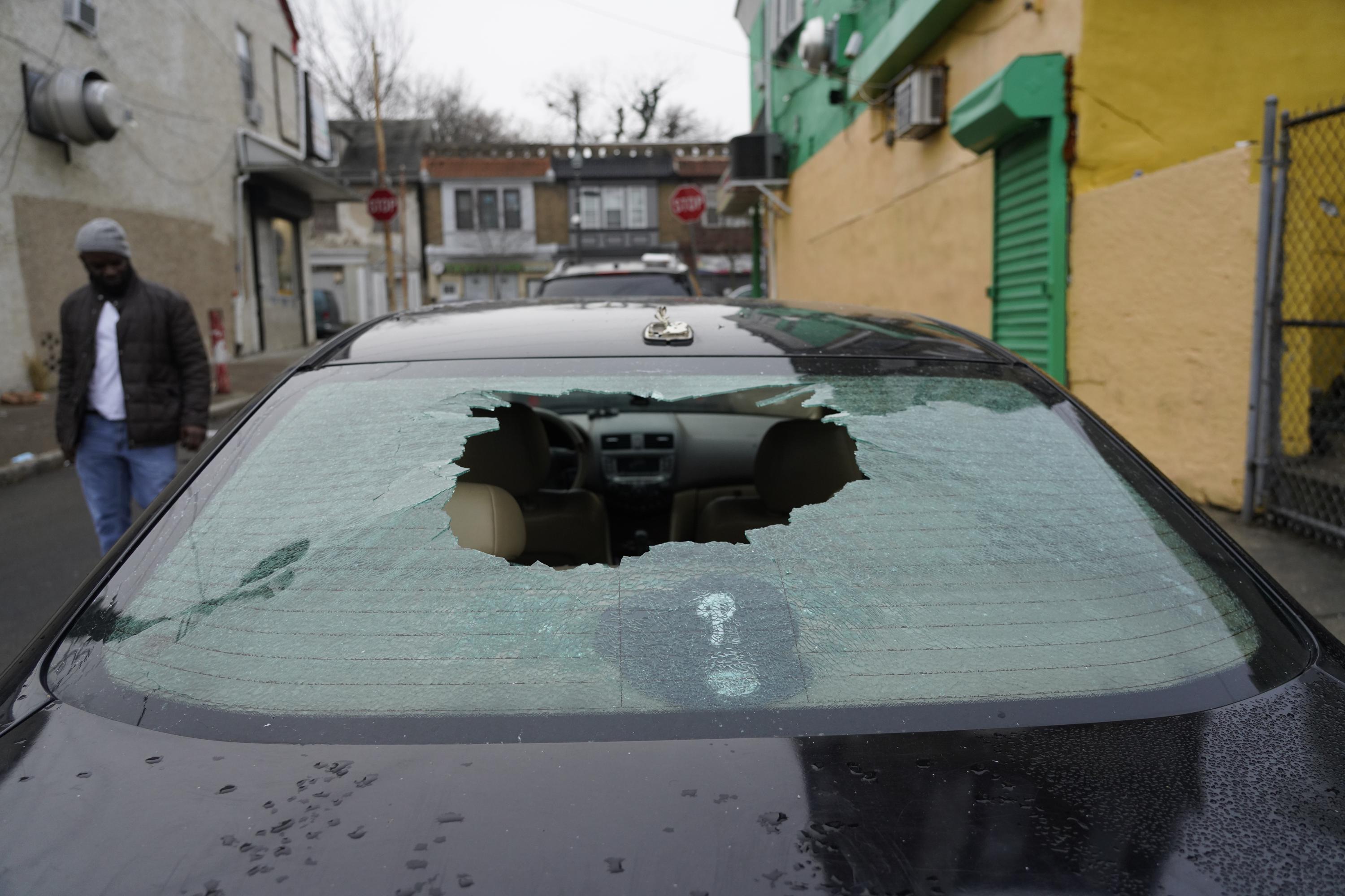 Featured image of post Over 65 shots fired on busy Philadelphia street; 6 wounded