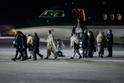 Representantes del Talibán llegan a Gardermoen, Noruega el 22 de enero de 2022.  (Terje Bendiksby/NTB Scanpix via AP)