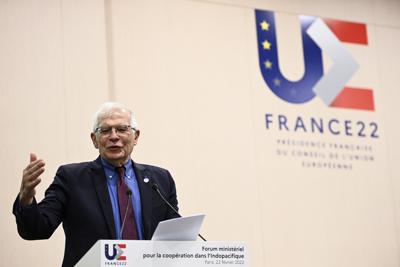 El jefe de política exterior de la UE Josep Borrell en una conferencia en París el 22 de febrero del 2022.  (Christophe Archambault / Pool photo via AP)