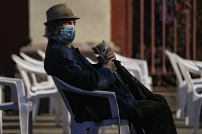 Luis Urrutia, un médico jubilado de 84 años, espera su cuarta dosis de la vacuna contra el COVID-19 al comienzo de una campaña de vacunación de refuerzo en Santiago, Chile, el lunes 10 de enero de 2022. (AP Foto/Esteban Félix)