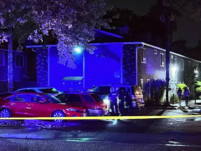 La policía investiga un incidente en Columbus Avenue conectado a otro en West Seventh Street después de la medianoche del sábado 6 de mayo de 2023 en Chico, California. Las autoridades dicen que los oficiales respondieron alrededor de las 3:30 a.m. El sábado, informes de disparos encontraron a seis personas baleadas en un edificio de apartamentos. (Michael Weber/The Chico Enterprise-Record vía AP)