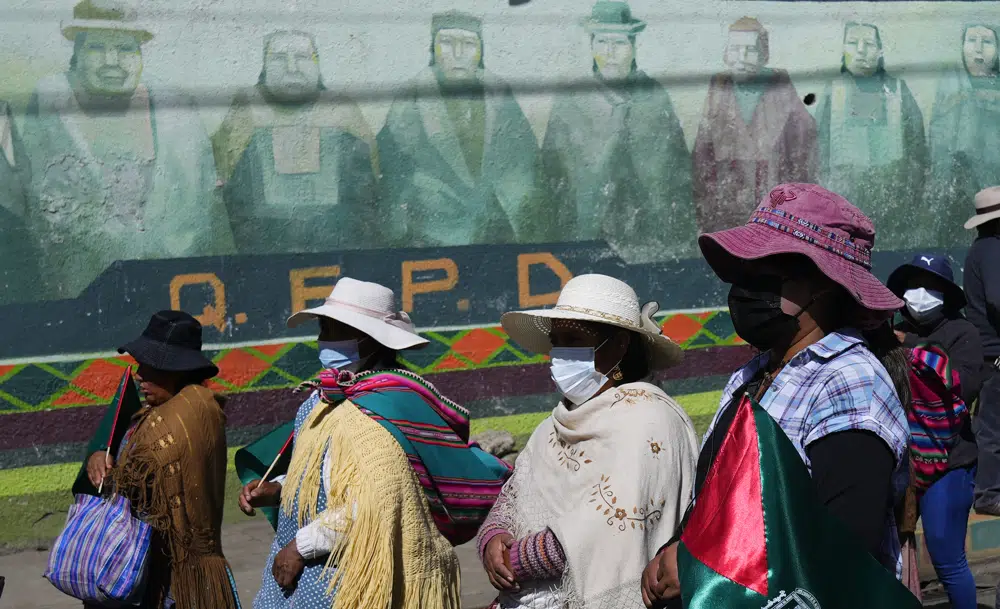 Manifestantes marchan contra un proyecto de ley que está siendo considerado por los legisladores en La Paz, Bolivia, el martes 18 de abril de 2023. (AP Foto/Juan Karita)