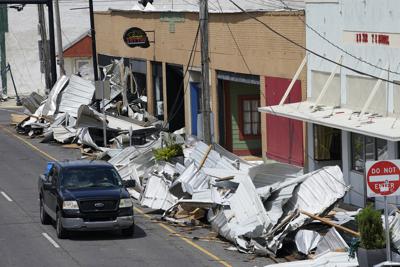 Una camioneta circula por la calle principal del centro en Houma, Luisiana, tras el paso del huracán Ida, el 31 de agosto de 2021. (AP Foto/Steve Helber)