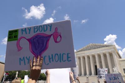 Activistas por el derecho al aborto protestan delante de la Corte Suprema en Washington el 25 de junio del 2022. Los estadounidenses reflexionaban un día después de que la Corte Suprema anuló el derecho constitucional de las mujeres al aborto, mientras muchos estados comenzaban a implementar prohibiciones y partidarios y oponentes de los derechos planeaban sus próximos pasos. (AP Foto/Jose Luis Magana)