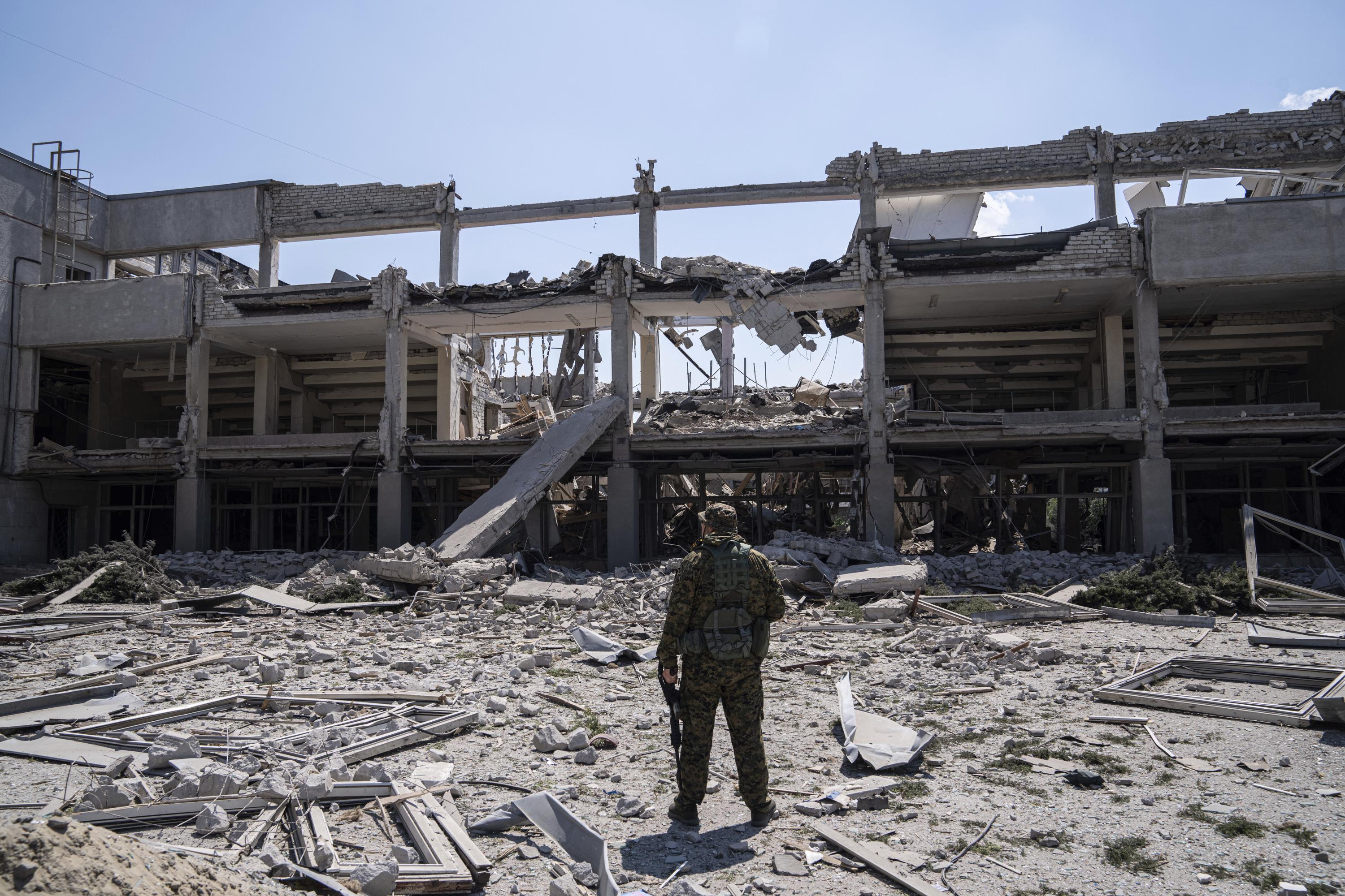 Russia pounds rebel-claimed region, Ukraine pushes back | AP News