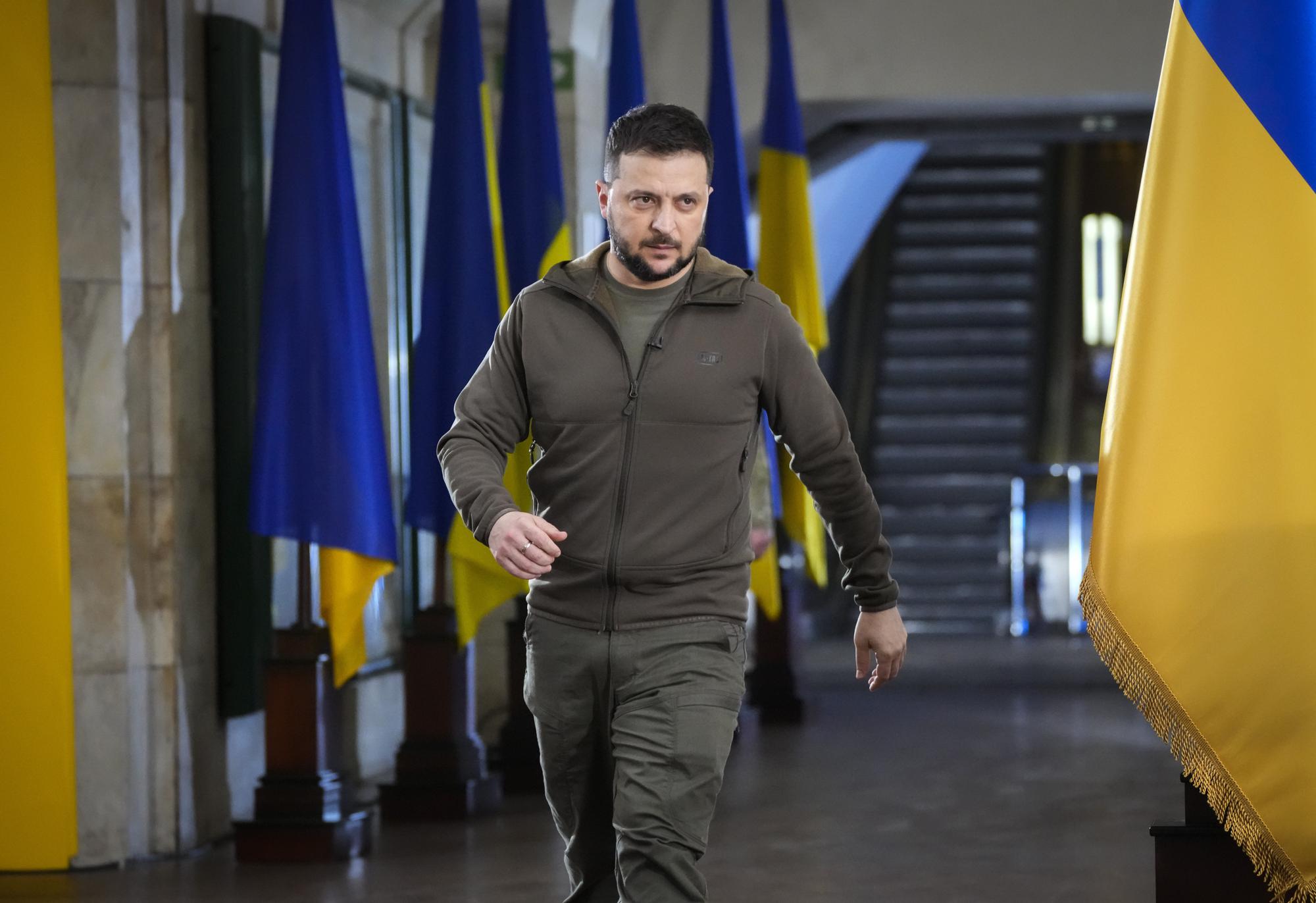 ФАЙЛ — Президент Украины Владимир Зеленский идет перед пресс-конференцией в городском метро под центральной площадью в Киеве, Украина, суббота, 23 апреля 2022 года. Год назад, когда российские войска надвигались на столицу Украины, западные лидеры опасались за жизнь президента Владимира Зеленского и США предложили ему путь к отступлению. Зеленский отказался, заявив о своем намерении остаться и защищать независимость Украины. (AP Photo/Ефрем Лукацкий, файл)