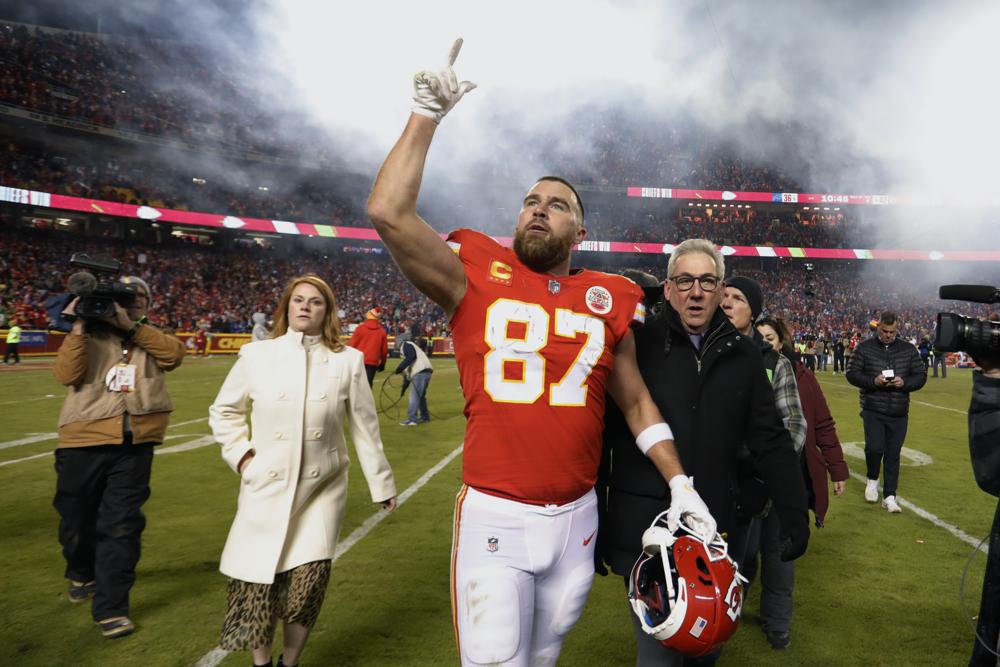El ala cerrada de los Kansas City Chiefs, Travis Kelce (87), sale del campo después de un partido de fútbol de la ronda divisional de la NFL contra los Buffalo Bills, el domingo 23 de enero de 2022, en Kansas City, Missouri. Los Chiefs ganaron 42-36 en tiempo extra. (Foto AP/Colin E. Braley)