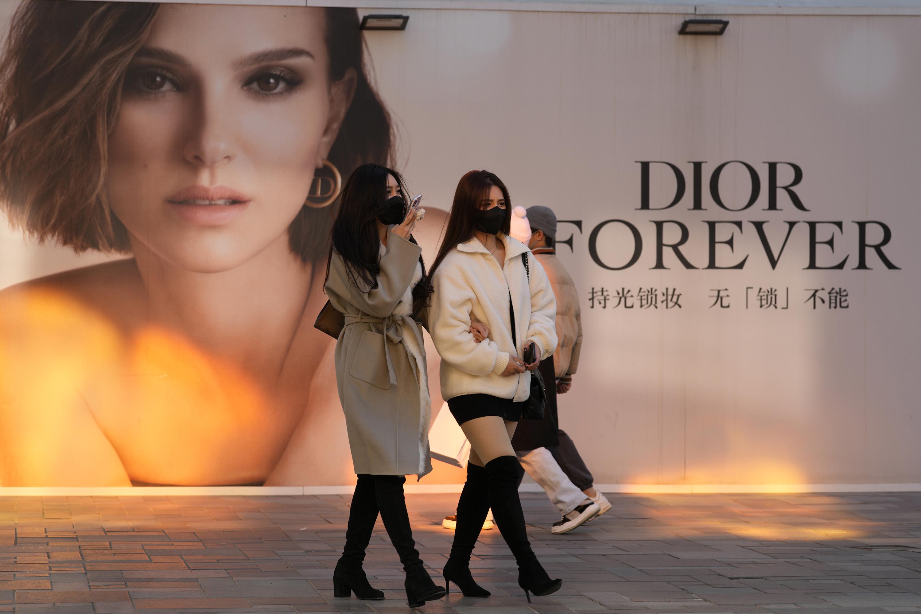 Chinese fashion photographer in Dior controversy apologizes