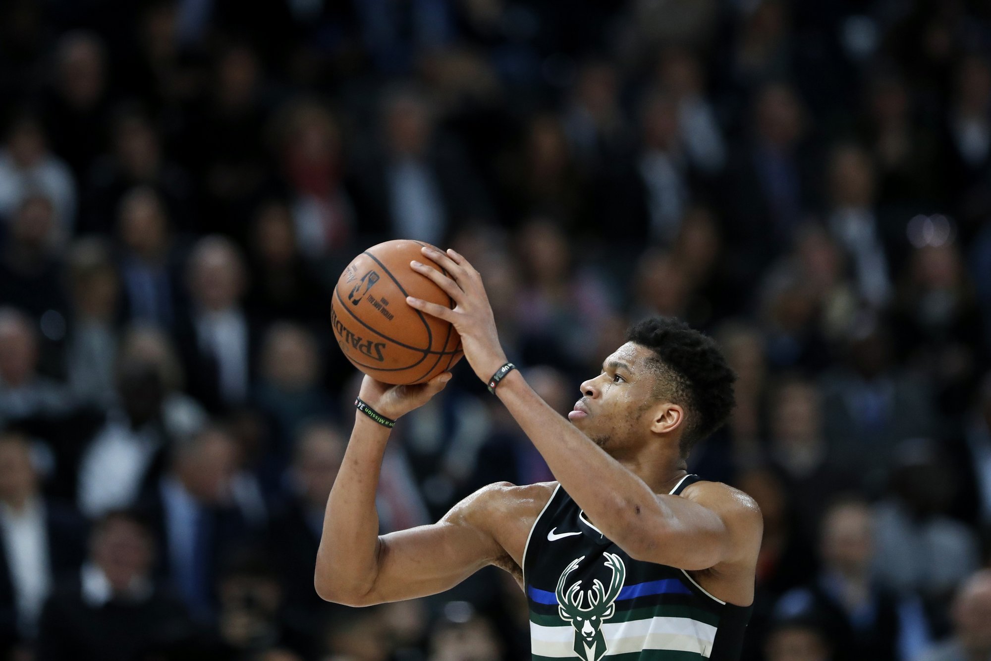Antetokounmpo Helps Nba Leading Bucks Beat Hornets In Paris