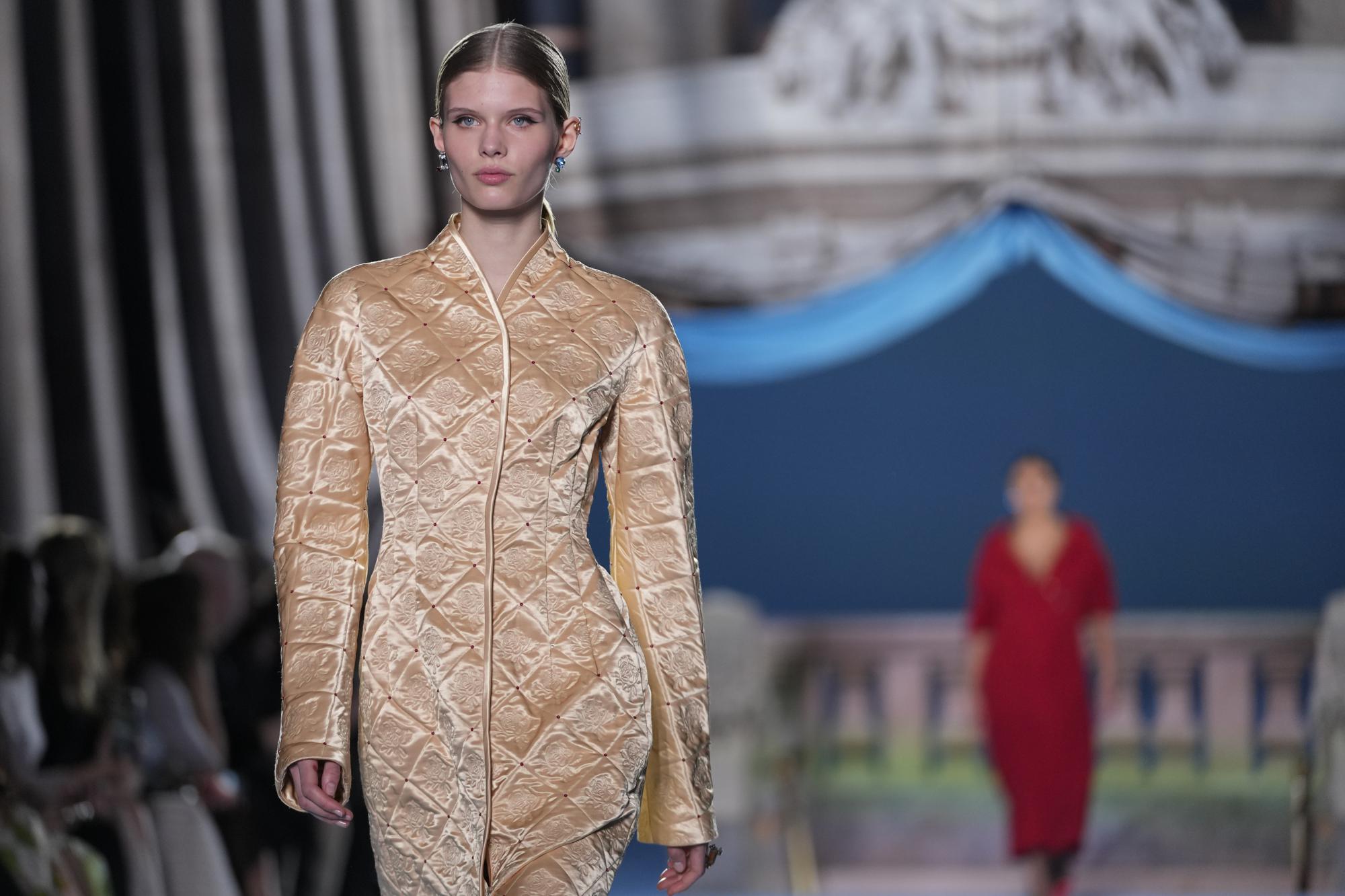 Tory Burch deconstructs classic style in new NYFW collection | AP News