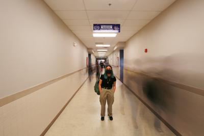 La estudiante Helene Trujillo posa para una foto en un pasillo de la secundaria Las Cruces High School de Las Cruces (California), el 10 de febrero del 2022. La joven, que trabaja en un restaurante de comida mexicana, dice que el hecho de que al menos una de sus profesoras haya decidido ser más flexible con los plazos para entregar trabajos hace que se sienta menos "sofocada". (AP Photo/Cedar Attanasio)