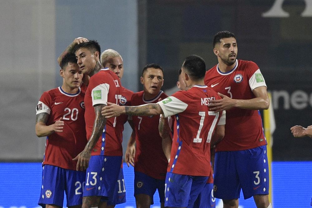 Alexis Sánchez (centro) celebra con sus compañeros tras marcar el gol de Chile en el empate 1-1 contra Argentina por las eliminatorias del Mundial, el jueves 3 de junio de 2021, en Santiago del Estero, Argentina. (Juan Mabromata, Pool vía AP)