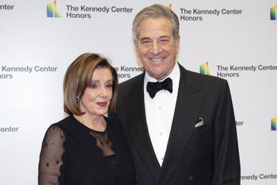 ARCHIVO - La presidenta de la Cámara de Representantes, Nancy Pelosi, y su esposo Paul Pelosi arriban a un evento del Departamento de Estado en el Kennedy Center de Washington, 7 de diciembre de 2019. El esposo de la presidenta de la Cámara de Representantes, Nancy Pelosi, Paul Pelosi, sufrió un "violento asalto" a manos de un hombre que irrumpió en su casa el viernes 29 de octubre de 2022 y se encuentra en el hospital, donde se prevé su plena recuperación, dijo el vocero Drew Hammill. (AP Foto/Kevin Wolf, File)