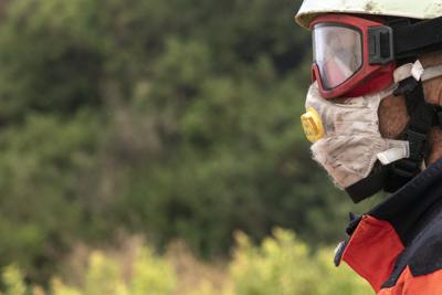 Un bombero trabaja en el combate a un incendio forestal, el jueves 9 de septiembre de 2021, en Estepona, España. (AP Foto/Sergio Rodrigo)