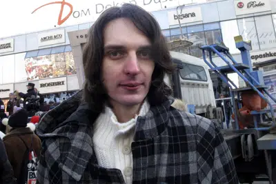 ARCHIVO - El activista Maxim Kats habla con los medios durante una marcha en contra del gobierno en Moscú, el 10 de marzo de 2012. (AP Foto/Maria Danilova, archivo)