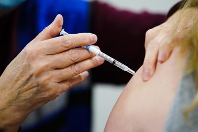 ARCHIVO - Un trabajador sanitario aplica una dosis de la vacuna COVID-19 el 15 de diciembre de 2021 durante una campaña de vacunación en el Keystone First Wellness Center de Chester, Pensilvania. (AP Foto/Matt Rourke, Archivo)