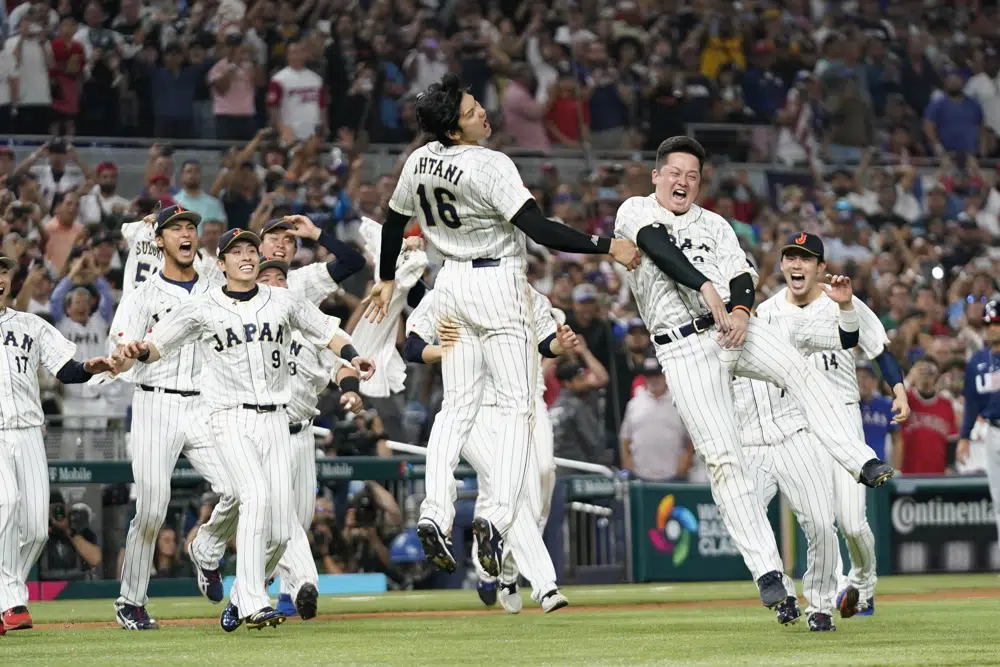 Los jugadores de Japón celebraron tras derrotar 3-2 a Estados Unidos en la final del Clásico Mundial de béisbol, el martes 21 de marzo de 2023, en Miami.  (AP Foto/Wilfredo Lee)