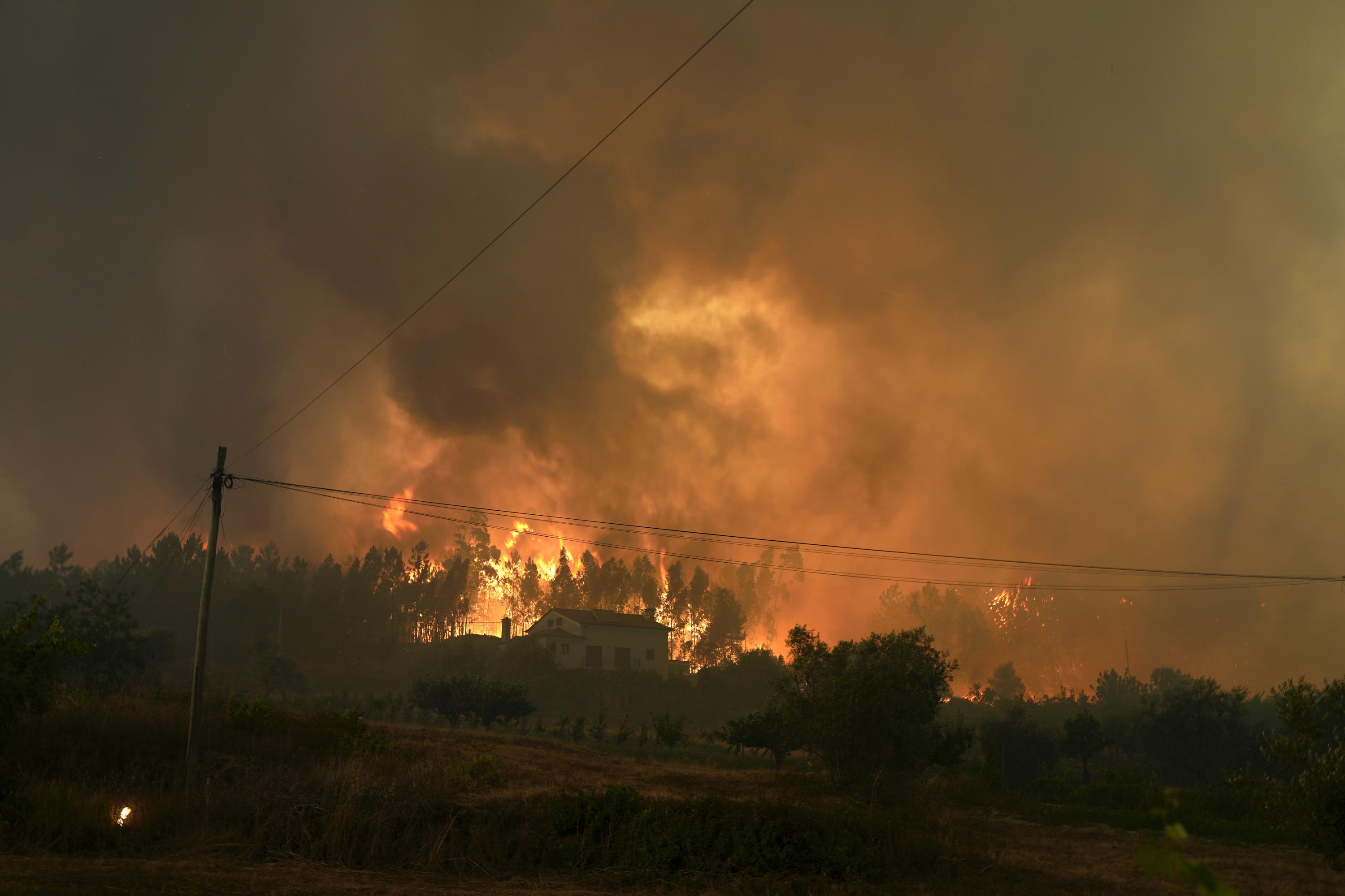 Incêndios devastam partes da Europa em meio a onda de calor extrema