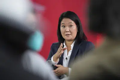 ARCHIVO - La candidata presidencial Keiko Fujimori en una conferencia de prensa en Lima, Perú, el 12 de junio de 2021. Un juez prohibió a Keiko Fujimori salir del país por tres años el miércoles 31 de mayo de 2023, mientras es investigada por presunto lavado de activos de dinero proveniente de la constructora brasileña Odebrecht. (AP Foto/Martín Mejía, Archivo)