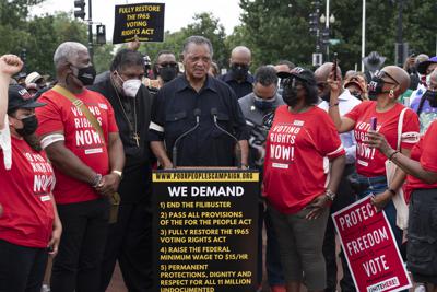 El reverendo Jesse Jackson, al centro, hace uso de la palabra durante una manifestación a favor del derecho al voto frente al Capitolio, en Washington, el lunes 2 de agosto de 2021. (AP Foto/Jose Luis Magana)