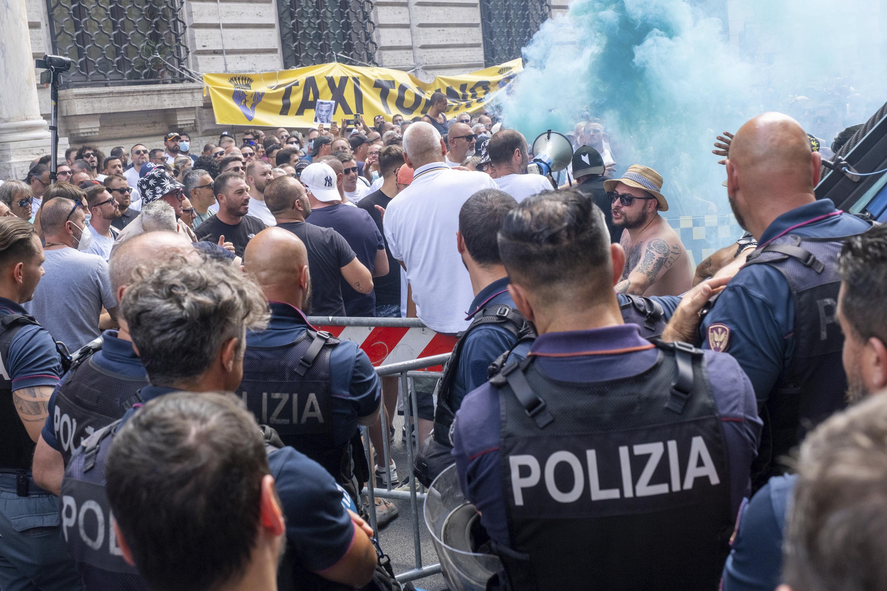 I tassisti in Italia continuano a protestare, temendo una nuova concorrenza