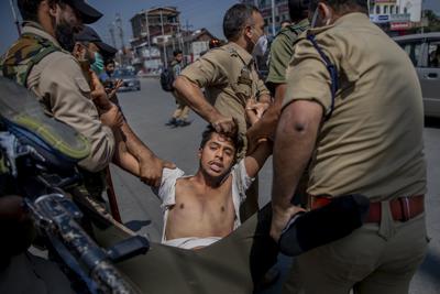 Policías indios arrestan a un musulmán en Cachemira por participar en una procesión religiosa en Srinagar, Cachemiria india, martes 17 de agosto de 2021. (AP Foto/Dar Yasin)